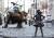 뉴욕 월스트리트 금융가의 상징인 황소에 맞선 담대한 모습의 소녀 동상.