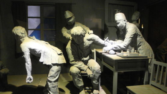 양심적 일본인들 "아베, 전쟁 범죄 사과하라.." 中 방문, '731부대 죄증관' 헌화