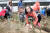 5일 서울 중랑구 묵동천 자연학습장 일대에서 열린 제 72회 식목일 나무심기 행사에서 어린이들이 장미 묘목을 심고 있다.