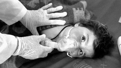 애들 있는 시리아 주택가에 … 화학무기 의심 공습