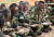 [2012-09-28] 문재인 민주통합당 대통령 후보가 28일 충남 논산시 연무읍 육군 논산훈련소를 방문해 종합 각개전투 훈련를 마치고 병사들함께 식사를 하고 있다. 출처 중앙포토