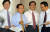 [2002-07-10] 이회창 한나라당 대선후보(왼쪽에서 둘째)가 10일 당 후보실에서 유승민 여의도연구소 소장, 이한구 의원, 임태희 의원(왼쪽부터) 등 브레인들과 의견을 나누고 있다. 출처 중앙포토