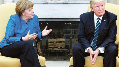 트럼프, 메르켈 '냉랭 회담' 뒤 첫 전화통화..."협력 체계 유지" 약속