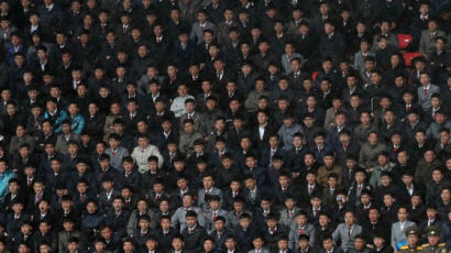[서소문사진관]북한 남자 축구팬은 모두 '빨간 넥타이' 