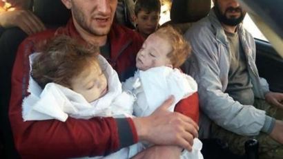 "아가야 안녕.." 시리아 독가스 공격으로 9개월된 쌍둥이 잃은 아빠