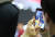 차량 앞에 서서 포즈를 취한 모델을 한 관람객이 스마트폰으로 촬영하고 있다. 신인섭 기자