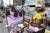 3일 서울 중학동 주한 일본대사관 앞 위안부 소녀상 앞을 찾은 시민들이 '평화나비' 회원들에게 소녀상의 의미에 대한 설명을 듣고 있다. [중앙포토]