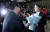 안철수 대통령후보가 지난 5일 국회에서 박지원 대표로부터 축하 꽃다발을 받고 있다. [박종근 기자]