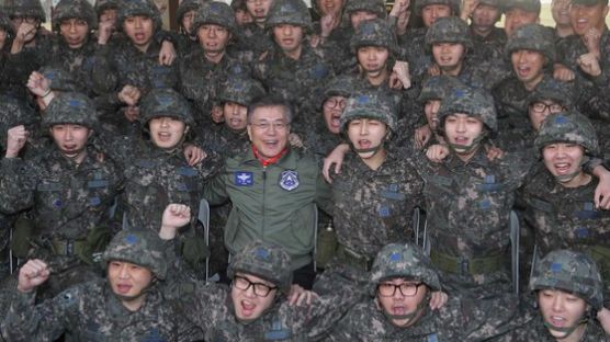 '빨간 마후라'로 변신한 文 "북핵 강행시 김정은 체제 유지 어려울 것"