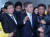 문재인 더불어민주당 대통령 후보(가운데)가 6일 반잠수 선박에 실린 세월호가 있는 목포신항을 찾아 해양수산부 직원과 이야기하고 있다. [오종택 기자]
