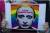 '동성애 혐오를 멈춰라'라는 구호화 함께 푸틴 대통령을 동성애자로 묘사한 이미지. [트위터 캡처]