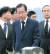 홍준표 자유한국당 대통령 후보(왼쪽 사진)는 6일 광주 국립5·18민주묘지를 참배했다. [오종택 기자]