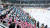 여자아이스하키 남북전에서 한반도 티셔츠를 입고 한반도기를 흔드는 공동 응원단. [강릉=뉴시스]