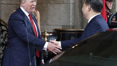 주먹 쥔 트럼프, 손 흔든 시진핑… 1박 2일간 세기의 회담