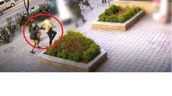  낙성대역 노숙자, 시민 구한 남성 등짝에 흉기를 ‘퍽’…CCTV 공개돼