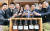 지난달 21일 서울 통의동 아름지기에서 데이비드 스튜어트(가운데) 가 바텐더들과 시향을 하고 있다. 아래 술이 ‘DCS 컴펜디엄 챕터2’다. [뉴시스]