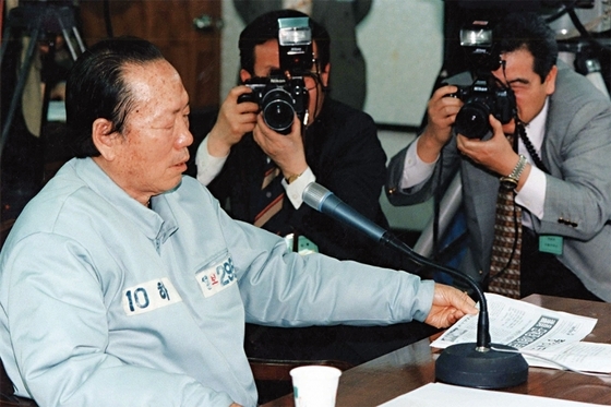 정태수 한보그룹 회장이 1997년 3월에 열린 한보특위청문회에서 의원들의 질의에 답변하고 있다.
