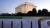2009년 워싱턴 DC에 있는 링컨 기념관에 설치된 강철 볼라드. 기존의 콘크리트 장벽을 없애 경관을 탁 트이게 하면서도 보안을 강화하기 위해 설치된 것이다. [사진 스칸스카 홈페이지] 