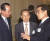 2001년 8월 22일 청와대 만찬에서 김용환 의원(가운데)이 진념 경제부총리(오른쪽), 김재철 무역협회장(왼쪽)과 대화하고 있다. [중앙포토]