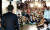 [2015-06-29] 유승민 새누리당 원내대표가 29일 국회에서 열린 긴급 최고위원회의에 참석하며 기자들의 플레쉬 세례를 받고 있다. [중앙포토]