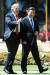 도널드 트럼프 미국 대통령(왼쪽)과 시진핑 중국 국가주석이 7일 팜비치 마라라고에서 함께 산책하고 있다. [팜비치 AP=뉴시스]