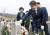 안철수 전 국민의당 대표가 3월 26일 천안함 피격 7주기를 맞아 국립대전현충원 천안함 묘역에 참배한 뒤 비석을 어루만지고 있다. 뉴시스