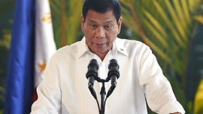 두테르테 필리핀 대통령 "중국에 섬 팔 수 있다"