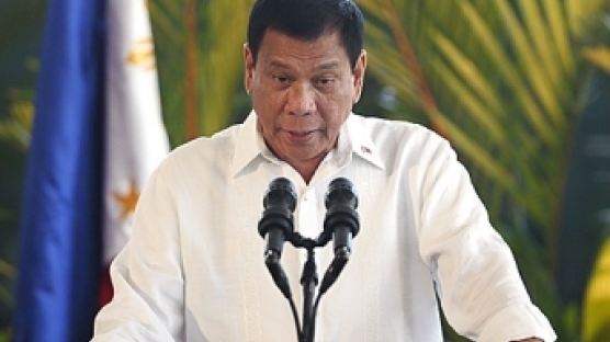두테르테 필리핀 대통령 "중국에 섬 팔 수 있다"