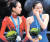 2010 밴쿠버 동계올림픽에서 금메달을 목에 건 김연아(오른쪽)와 이를 바라보는 아사다 마오. [중앙포토]