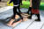 2016년 11월 14일 초록우산 어린이재단이 무교동 어린이재단 앞에서 세계아동학대 예방의 날(11월 19일)을 앞두고 실시한 아동학대 예방캠페인. 아이가 그려진 바닥을 어른들이 밟고 지나가고 있다. 그 앞에는 "밟지말고 지켜주세요"라는 문구가 쓰여 있다. [중앙포토]