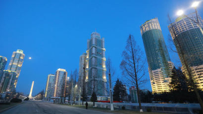 1년만에 70층 건물 수십동 속도전...북한 '여명거리' 구글 사진으로 보니
