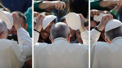 [사진] 선물받은 모자로 바꿔 쓴 교황