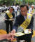 이해찬 대표 등 민주통합당 당직자들이 2012년 8월 20일 서울 여의도역 앞에서 반값등록금 및 오픈프라이머리 가두홍보를 위해 시민들에게 홍보지를 나눠주고 있다. [중앙포토]