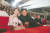 북한 김정은(오른쪽)과 부인 이설주가 2015년 10월 조선노동당창건 70돌 경축 행사에서 공훈국가합창단 모란봉악단의 공연을 관람하고 있다. [사진 노동신문]