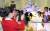 지난 10일 평양 보통강구역 청류관에서 열린 제2차 사탕·과자조각전시회장을 찾은 관람객들이 폰카로 작품을 촬영하고 있다. [사진=메아리 홈페이지]
