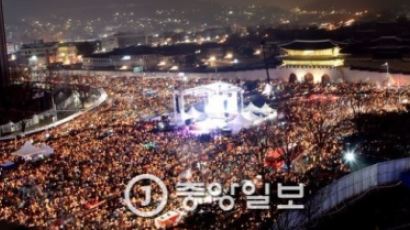 광화문 광장엔 세월호 추모집회... 대한문 앞에선 탄핵무효집회 열려