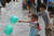 서울에 온 영국 어린이 이안(6)과 에밀리(3) 남매가 풍선을 들고 물장난 치고 있다. 신인섭 기자 