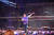 공연장을 가득 메운 5만 여명의 관객들과 함께 노래하고 있는 크리스 마틴. [사진 현대카드]