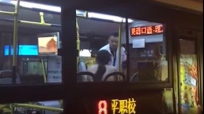 뭔가 억울한 듯 버스에서 알몸 항의하는 중국의 한 여성