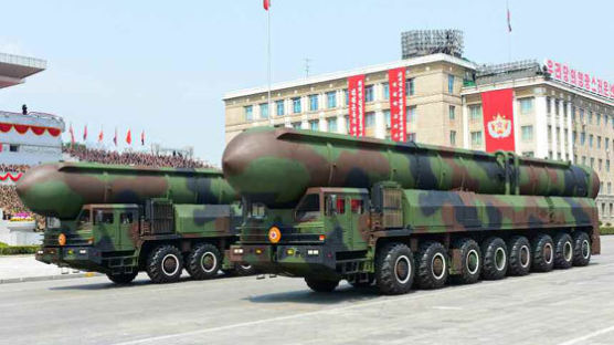 북한이 열병식서 공개한 ICBM 3종 세트...고체연료와 액체연료 투트랙 ICBM 개발