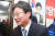 지난해 4월 총선 당시 새누리당 대구 동을 지역구 사무소 에서 내방객을 맞이하는 유승민 의원. 뒤로 박근혜 전 대통령의 사진이 걸려 있다. 대구= 프리랜서 공정식