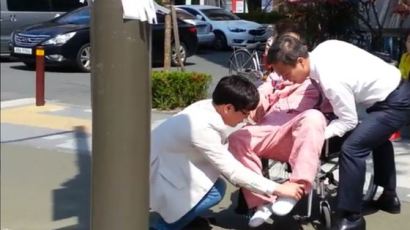 도로 건너려다 쓰러진 휠체어 장애인 도운 와이셔츠 신사의 정체는?