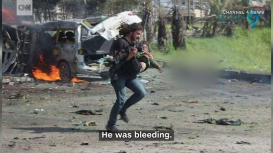 "피 흘리는 아이를 보고 무작정 뛰었다"…테러 현장서 카메라 두고 구조에 나선 시리아 사진기자