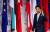 아베 신조(安倍晋三) 일본 총리가 15일(이하 현지시각) 몽골 수도 울란바토르 상그릴라호텔에서 열리고 있는 제11차 아시아·유럽 정상회의(ASEM) 메인게이트에 도착하고 있다. [청와대사진기자단]