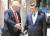 도널드 트럼프 미국 대통령(왼쪽)이 지난 4월 7일(현지시간) 플로리다주 팜비치 마라라고 리조트에서 정상회담을 마친 뒤 시진핑 주석에게 악수를 청하고 있다. 두 정상은 이날 북핵 억제를 위해 협력을 강화하기로 뜻을 같이했다. [사진 중앙포토]