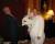 2008년 백악관 부활절 행사 당시 토끼 인형 탈을 입은 션 스파이서 백악관 대변인. 왼쪽은 의상 디자이너. [트위터 캡처]
