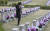 18일 서울 강북구 수유리 4.19 묘역에서 한 참배객이 묘소 앞에서 눈물을 닦고 있다. 임현동 기자 