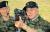 문재인 후보가 특전요원으로 군 복무를 했던 특전사 제1공수 특전여단을 2015년 6월 방문해 소총을 들어보고 있다. [사진공동취재단]