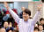 2012년 11월 5일 광주광역시 전남대에서 열린 초청강연 후 두 팔을 번쩍 들어 보이는 안철수 무소속 대선후보. 