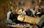 룩소르 `왕가의 계곡` 지하 무덤. 2007년 이집트 고고학자들이 룩소르 `왕가의 계곡` 지하 무덤에서 투탕카멘 관을 열고 있다. [중앙포토]